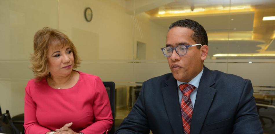 Los doctores José Garrido, ginecólogo obstetra, y Mayra Molina, directivos de la Sociedad Dominicana de Medicina Perinatal.