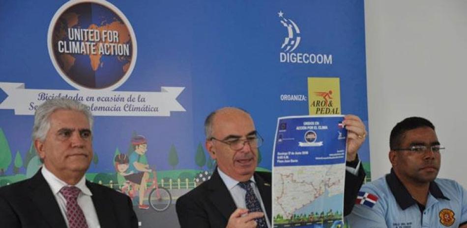 El embajador Gianluca Grippa señala la ruta que recorrerá la bicletada que será efectuada el 17 de junio.