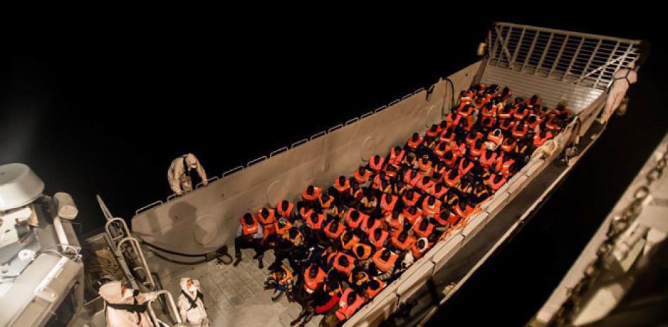 Operativo. Rescate en alta mar, en la madrugada del domingo pasado, de parte de los 629 inmigrantes que fueron rescatados por el “Aquarius”.