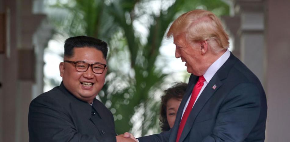 Saludo. Ciudadanos surcoreanos observan en directo, ayer en Seúl, la transmisión de la cumbre en Singapur entre el líder norcoreano, Kim Jong-un, y el presidente estadounidense, Donald J. Trump.