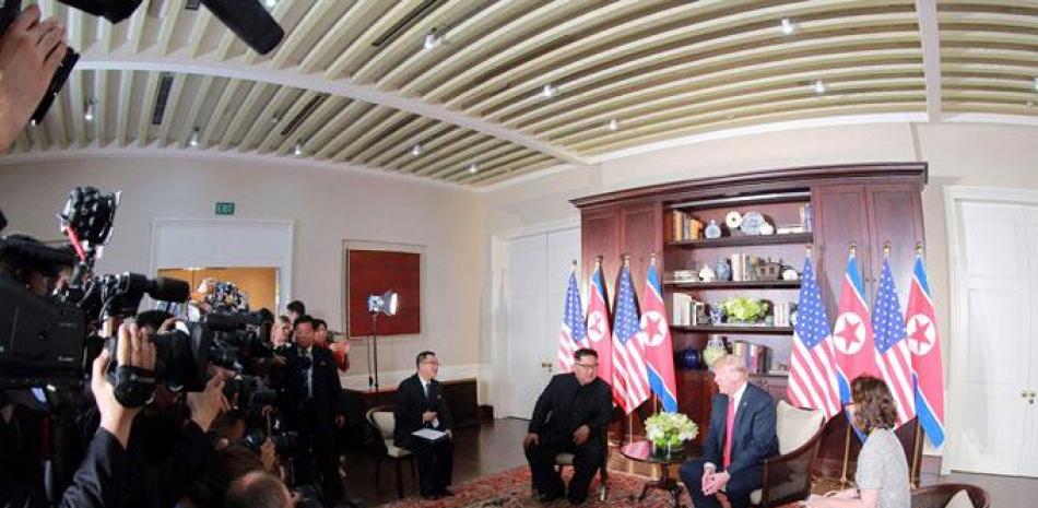 Charla. La Agencia Central Norcoreana de Noticias muestra al líder de Corea del Norte, Kim Jong-un, y al presidente estadounidense, Donald J. Trump, mientras hablan durante una cumbre histórica.