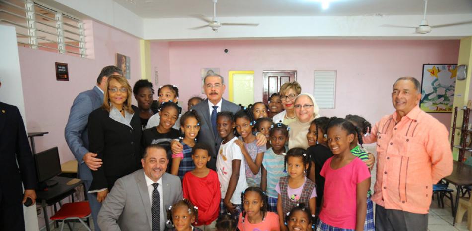 El presidente Danilo Medina visitó ayer el Hogar Escuela Caridad donde niñas reciben enseñanzas.