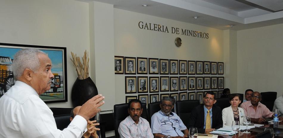 Reunión. El ministro de Agricultura, Osmar Benítez, habla con los participantes en el encuentro.