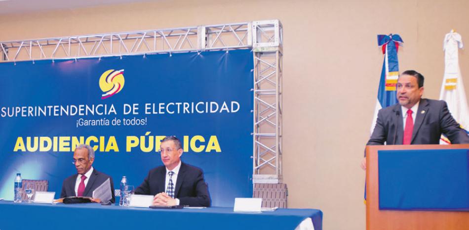 Apertura. El superintendente de Electricidad, César Prieto, se dirige a quienes participan en la audiencia.