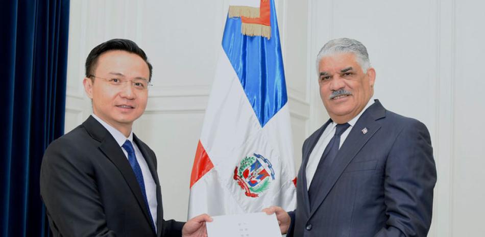 Representante. El canciller Miguel Vargas recibe las copias de estilo de las cartas credenciales del embajador de la República Popular China, Zhang Run.