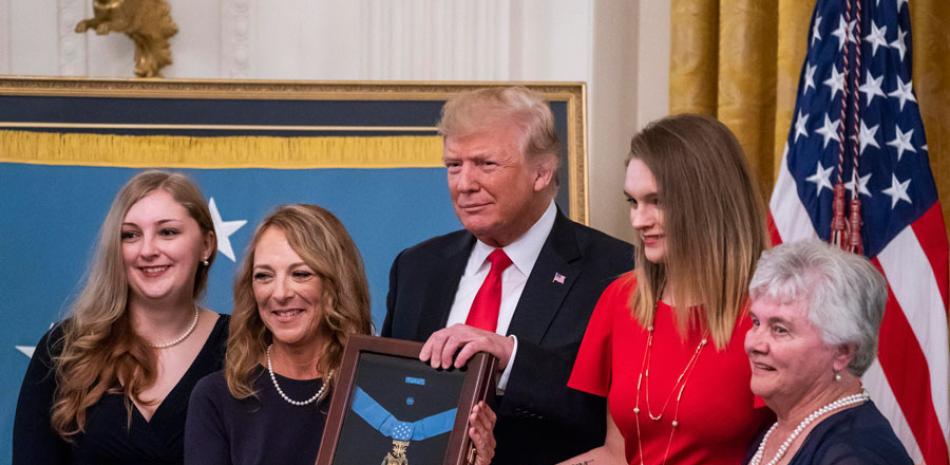 Honor. El presidente Donald J. Trump entrega la Medalla de Honor a Valerie Nessel, viuda del sargento John Chapman, ayer en la Casa Blanca.