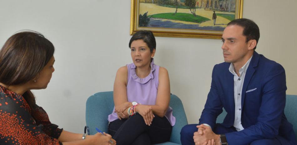 Favorecida. La paciente Teresa Mártez y su abogado, Ricardo Sosa, exponen sobre el caso durante una visita a LISTÍN DIARIO.