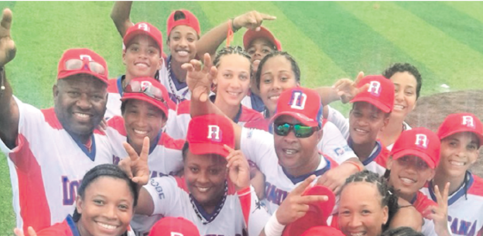 Varias de las integrantes del equipo femenino dominicano que ayer logró la primera victoria de su historia en una Copa Mundial de béisbol.