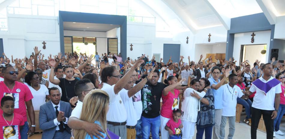 Eucaristía. A la misa por el alma de Emely Peguero asistieron cientos de personas que recuerdan el sacrificio de la adolescente. El expediente del crimen aun no tiene sentencia en los tribunales.