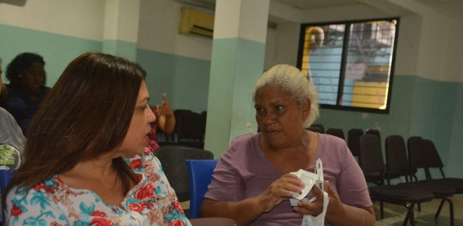 Paciente. Lucila Heredia, paciente del centro de atención primaria, cuenta a la periodista Doris Pantaleón su experiencia de atenderse en uno de los centros de primer nivel que funcionan en Santo Domingo Norte. El primer nivel de atención está concebido como la puerta de entrada al Sistema Dominicano de Seguridad Social.