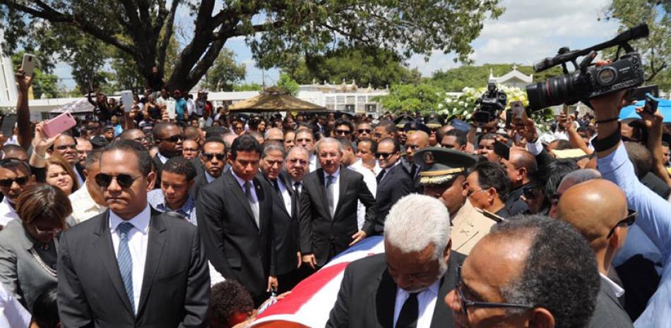 Funerales. El presidente Danilo Medina asistió al sepelio de Ramón Rodríguez (Monchy), realizado en el Cementerio Municipal del Ingenio, Santiago, junto a funcionarios y dirigentes del PLD.
