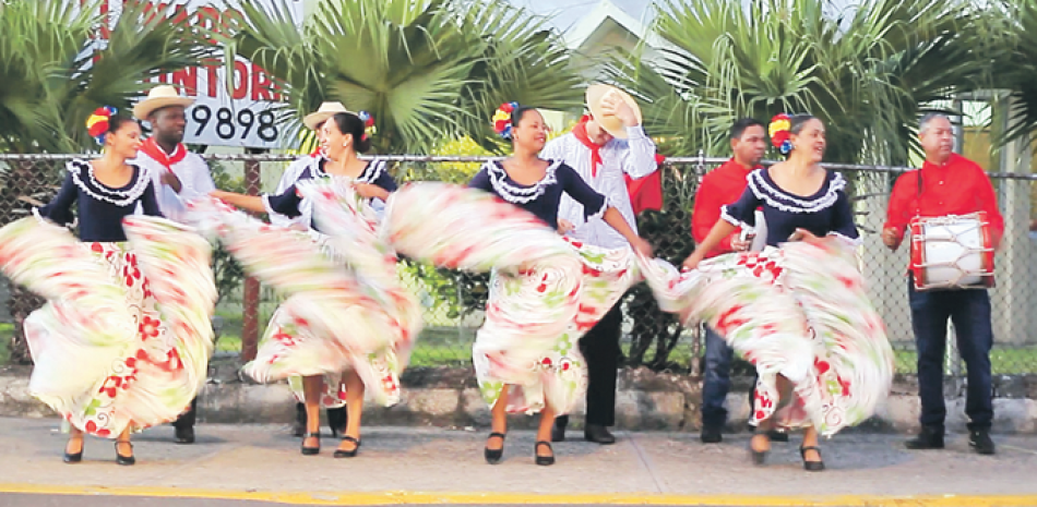 Ritmo. Además de la carrera, los participantes disfrutaron de una presentación con un baile tradicional de merengue.