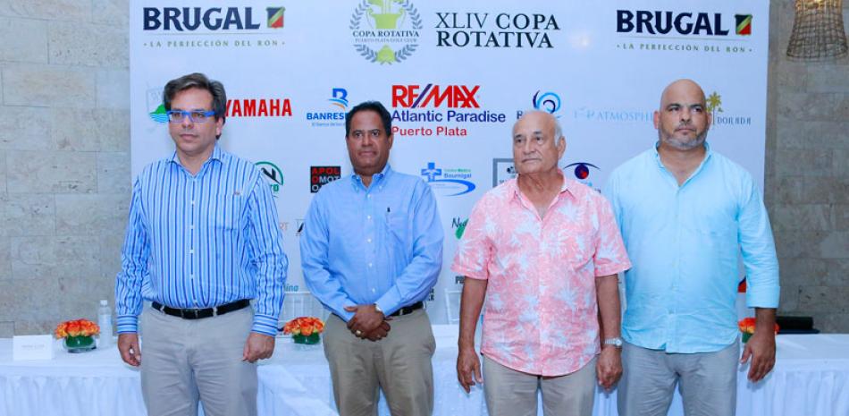Los señores Paul Brugal, Carlos J. Burroghs, ejecutivos de Puerto Plata Golf Club, así como Pabrlo T. Brugal, a quien está dedicado el evento y diego Laiz, director del torneo.