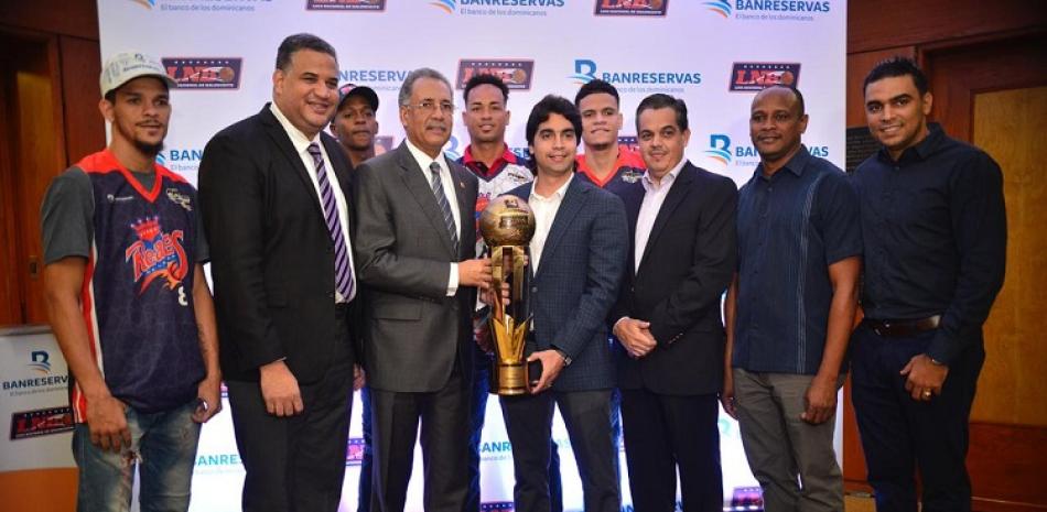 Simón Lizardo, administrador del Banco de Reservas, hace la entrega formal a Fausto Warden hijo de la Copa que acredita a los Reales de La Vega como campeones del torneo de 2018 de la Liga Dominicana de Baloncesto.