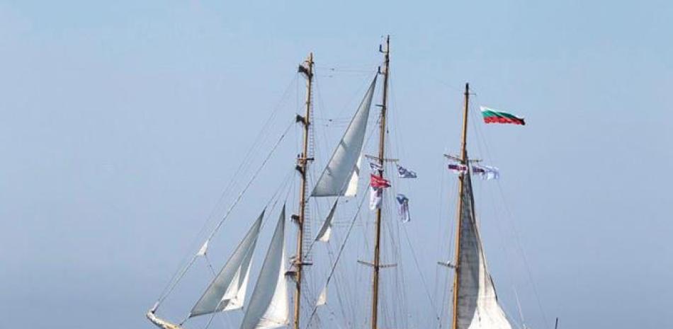 Navío. El velero adquirido por el Gobierno para servir de buque escuela de la Armada de República Dominicana, ya surca las aguas territoriales del país.