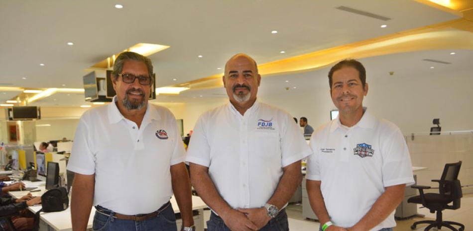 Javier Rodríguez, presidente de la Federación de Botes de Velocidad de Puerto Rico, su homólogo en República Dominicana, Richard Rodríguez y José Sanabria Vázquez, presidente de la Asociación de Jet Ski de Puerto Rico.