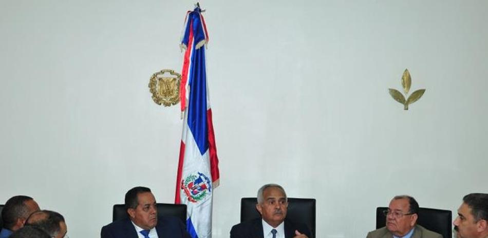 El ministro de Agricultura, Osmar Benitez, junto a otros ejecutivos.
