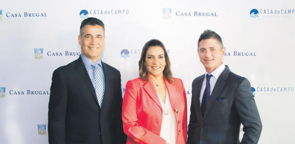 Gente. Andrés Pichardo Rosenberg, María Melo y Gamal Haché durante la firma del acuerdo.