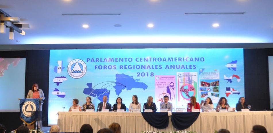 Exposiciones. Momento del desarrollo del XVII Encuentro Regional de Mujeres de Partidos Políticos inaugurado anteayer, lunes, en Santo Domingo.