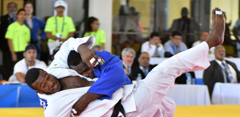 Lewis Medina, azul, forma parte de la delegación dominicana que estará en el Open Panam de Judo.