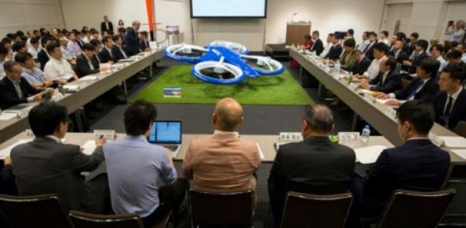 AFP | Ejecutivos de grandes grupos aéreos e industriales, en una reunión convocada por el gobierno japonés para discutir el desarrollo de autos voladores, en Tokio el 29 de agosto de 2018