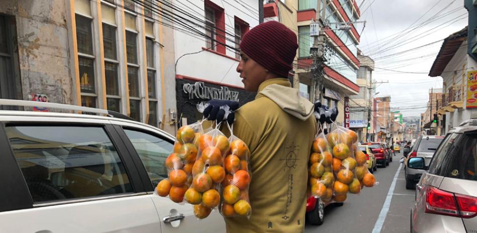 Ecuador. Un venezolano vende frutas en una calle de Tulcán. El masivo paso de venezolanos este último año por la ciudad de Tulcán, en la frontera con Colombia, ha acabado despertando el recelo de la población local, en particular desde que muchos de ellos se han radicado allí como vendedores ambulantes.
