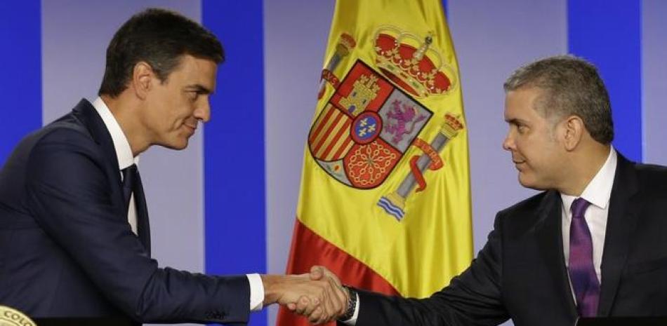 El presidente español Pedro Sánchez, izquierda, estrecha la mano de su homólogo colombiano Iván Duque durante una conferencia de prensa conjunta en el palacio presidencial en Bogotá, Colombia. Foto de AP./