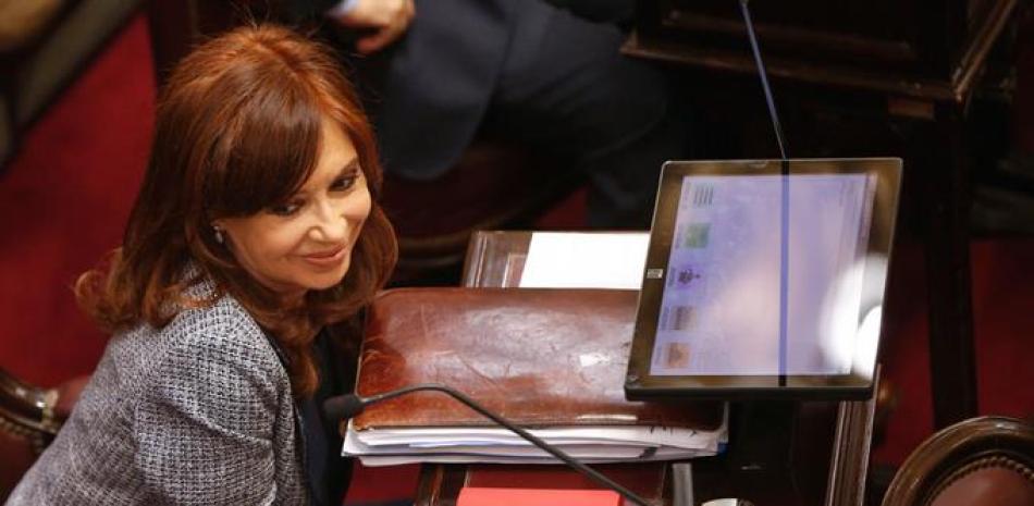 Rescate. La senadora y expresidenta Cristina Fernández toma su lugar en el Senado en Buenos Aires, el 22 de agosto pasado.