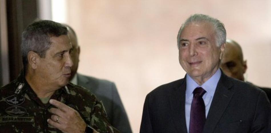 El general Walter Souza Braga Netto, a la izquierda, y el presidente de Brasil Michel Temer llegan a la actualización de una intervención de seguridad federal en Rio de Janeiro. Foto de AP./