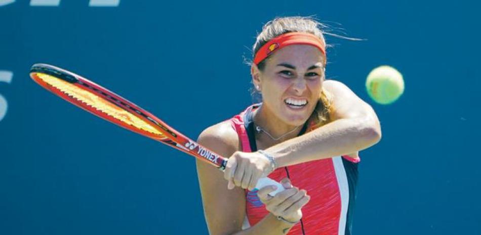 Mónica Puig, de Puerto Rico, devuelve una bola a Caroline García, de España, durante el juego en el cuarto día del Abierto de Tenis de EU.