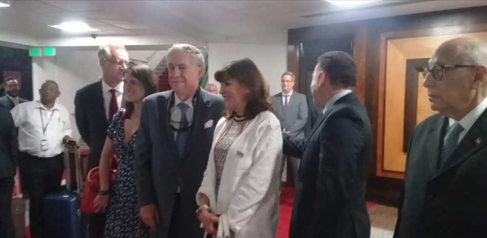 Diplomática. Robin Bernstein, nueva embajadora de Estados Unidos, llegó ayer al país acompañada de su esposo Richard Bernstein y de su hija Julia, por el Aeropuerto Internacional de Las Américas.