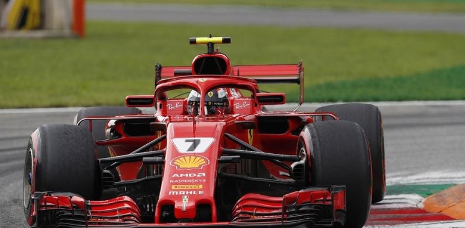 Kimi Raikkonen toma un giro en su impresionante Ferrari en el circuito de Monza.