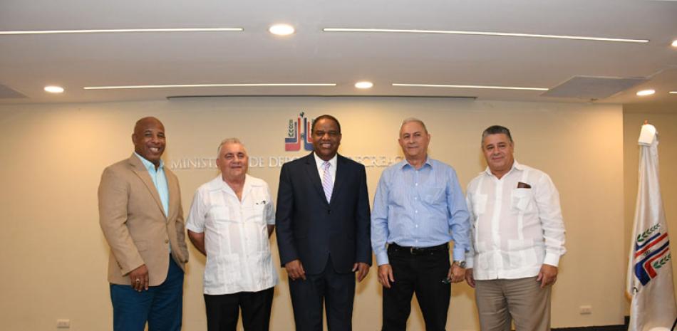 El ministro de Deportes Danilo Díaz (centro), junto a representantes de Cuba. Desde la izquierda Tony Mesa, Carlos Manuel González, Díaz, Julio Falcón y Hugoberto Fornaris González