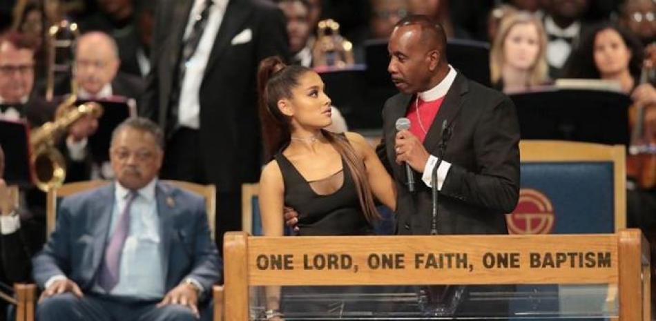 Ariana Grande cuando escuchaba al pastor Charles Ellis III, encargado de oficiar la ceremonia religiosa para despedir a Aretha Franklin.