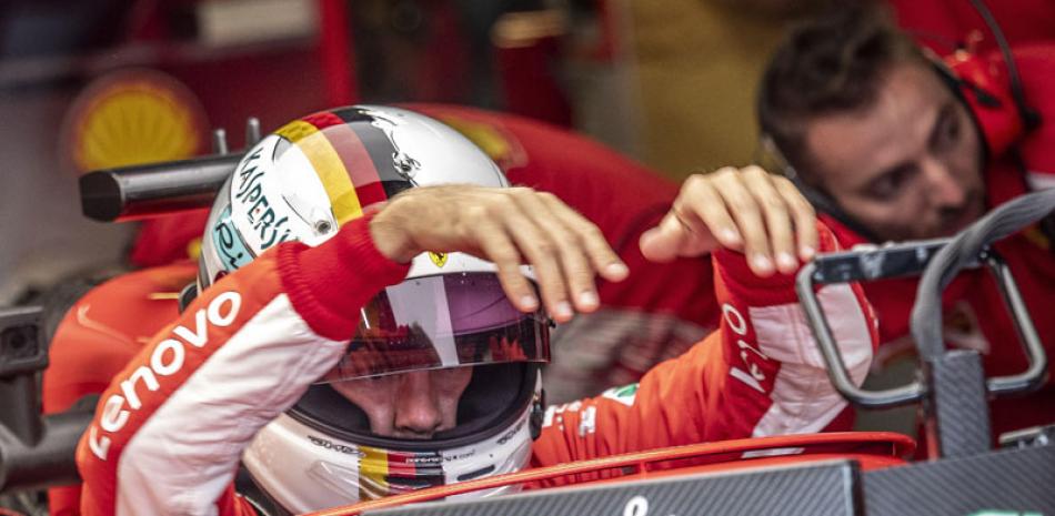 El piloto alemán de Fórmula Uno Sebastian Vettel, de la Escudería Ferrari, celebra durante los entrenamientos libres en el circuito de Monza, Italia. El Gran Premio de Italia se celebra mañana 2 de septiembre. EFE