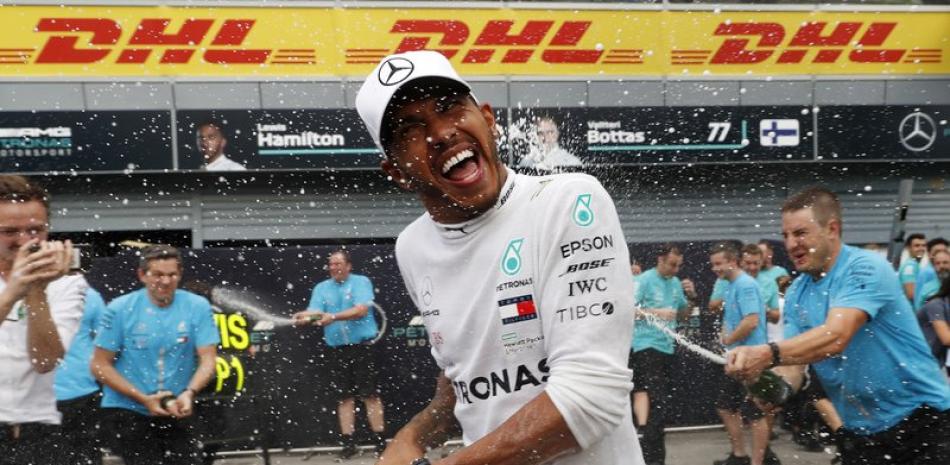 Lewis Hamilton celebra tras conquistar la victoria en el circuito de Monza.