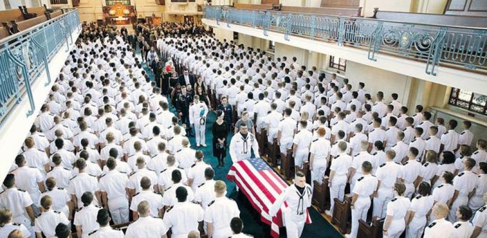Honras. Los familiares del senador John McCain siguen el ataúd, durante la ceremonia en la Academia Naval en Annapolis, ayer.