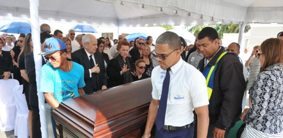 Familiares y amigos dieron ayer el últimos adiós al doctor José Yunén en el cementerio Cristo Redentor.