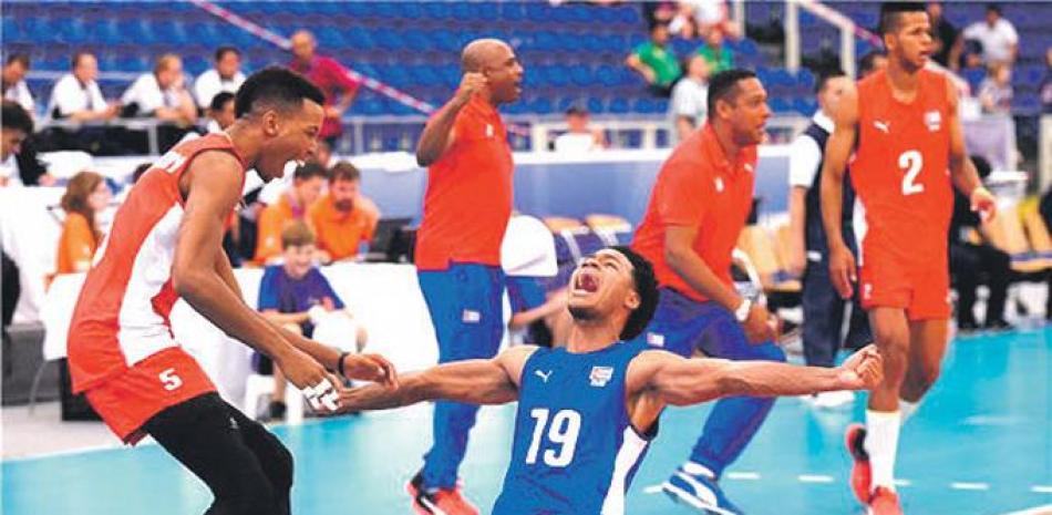 Jugadores cubanos celebran en la cancha luego de derrotar al sexto dominicano.