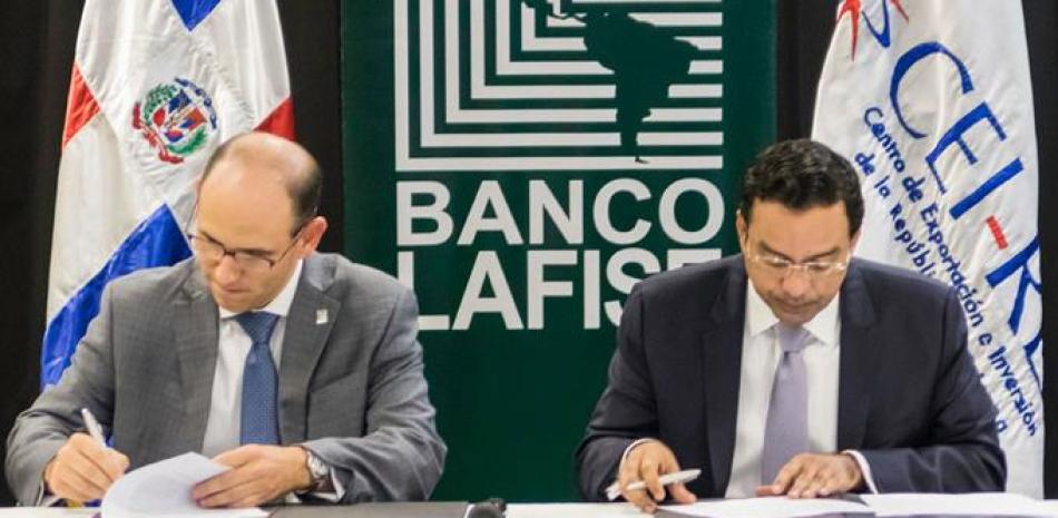 Firma. Edgar Del Toro, gerente general de Banco Lafise y el director ejecutivo del CEI-RD, Marius De León, firmaron el acuerdo.