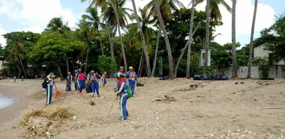 Basura. Brigadas de la Alcaldía del Distrito Nacional integradas a un operativo de limpieza del litorial sur del malecón de Santo Domingo.