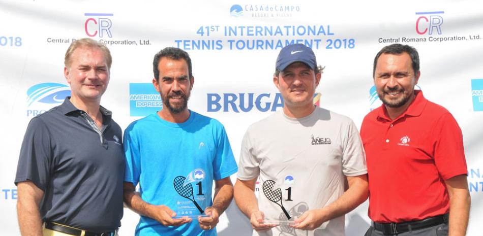 Jean Michael Alfaro y Juan Osvaldo Suarez son premiados por Jason Kycek y Matías Territoriale, de Casa de Campo, como campeones de dobles en la categoría Invitacional masculina.