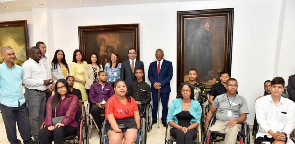 Inclusión. El ministro Andrés Navarro y Magino Corporán, presidente del Conadis, junto con jóvenes discapacitados.