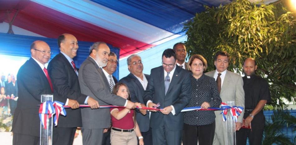 Ceremonia. El director de la OISOE, Francisco Pagán, y el ministro de Educación, Andrés Navarro, encabezaron la inauguración de las obras ayer en Tenares.