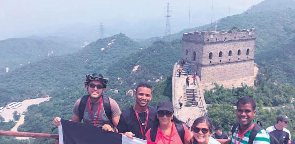 Muralla China. Grupo de jóvenes dominicanos conoce este atractivo históricocultural que es visitado por miles de personas al día.