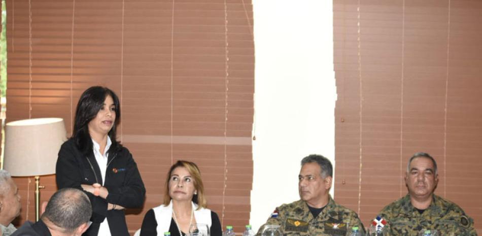 Reunión. El ministro de Defensa, Rubén Paulino Sem; la directora de Intrant, Claudia de los Santos, y la senadora Sonia Mateo, en la reunión con transportistas.