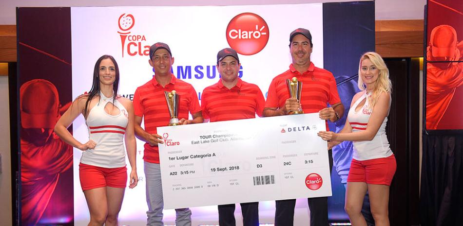 Los golfistas César Rodríguez y Marcel Olivares, ganadores de la gran final de la Copa Claro 2018, reciben premio de manos de Walter Schall, ejecutivo Claro.