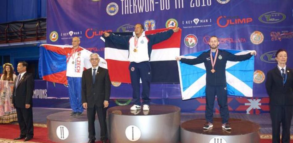 El dominicano Llowadel Medina encabeza el podio, seguido de los competidores de República Checa y Rusia
