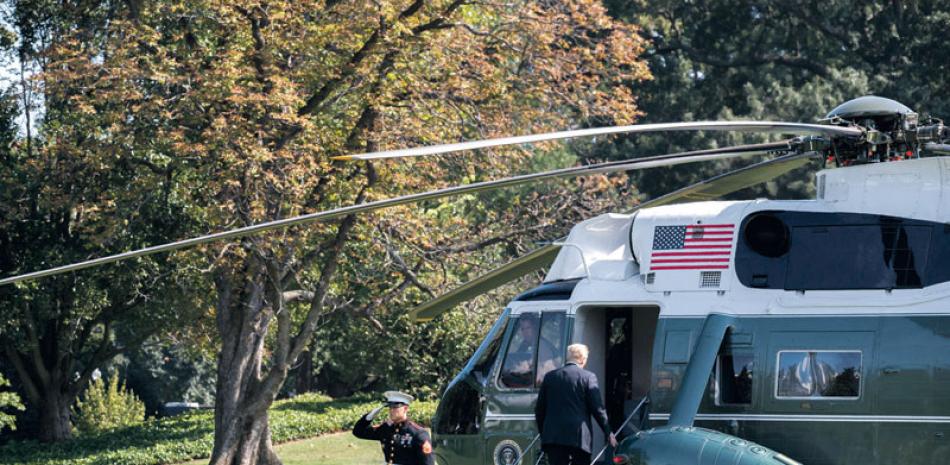 Viaje. El presidente de los Estados Unidos, Donald J. Trump, sube al Marine One, rumbo a Billings, Montana, donde participó en un mitin.