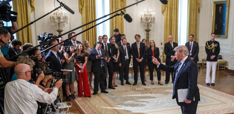 Respuesta. El presidente estadounidense Donald Trump recibió ayer a periodistas después de una reunión con alguaciles, en la Casa Blanca.